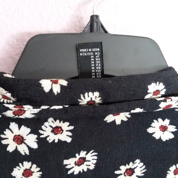 daisy print black top - Picture 3 of 3